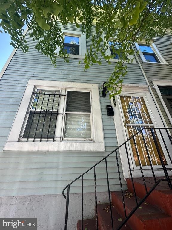 1507 Gales St Ne - Photo 1