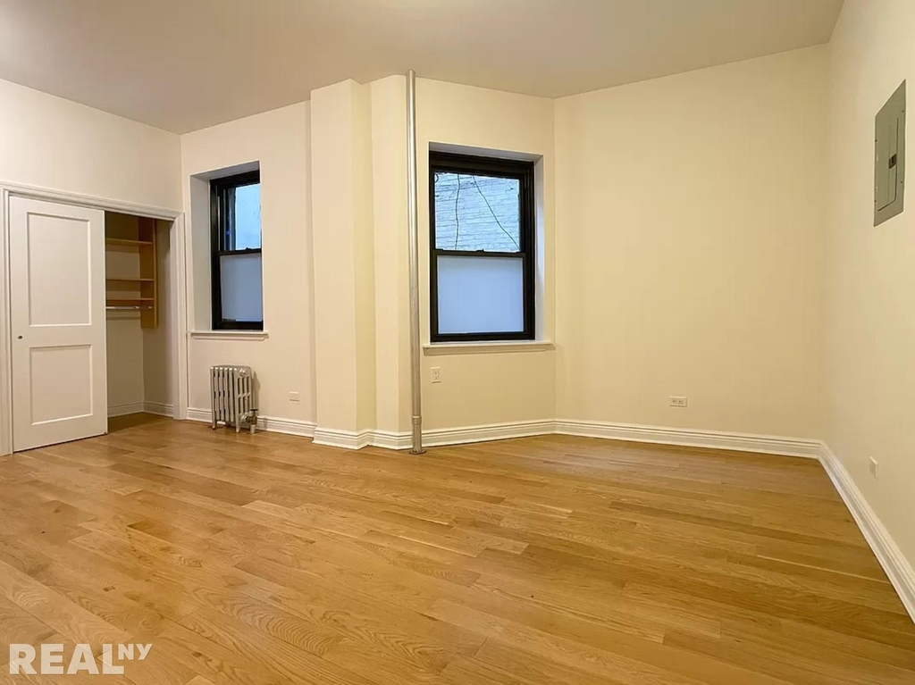 212 Grand St - Photo 1