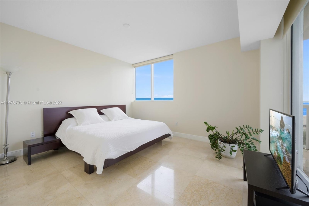 3801 Collins Ave - Photo 16