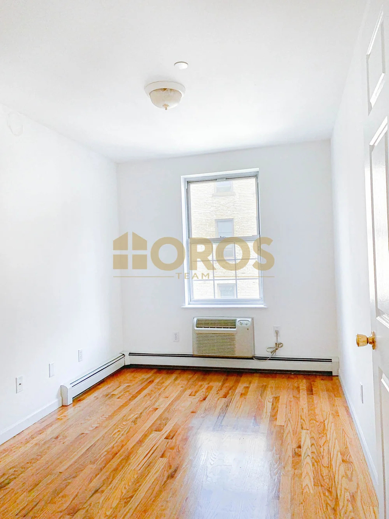 539 East 6th Street - Photo 5