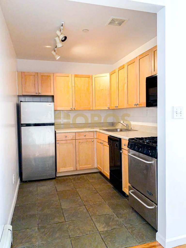 539 East 6th Street - Photo 3