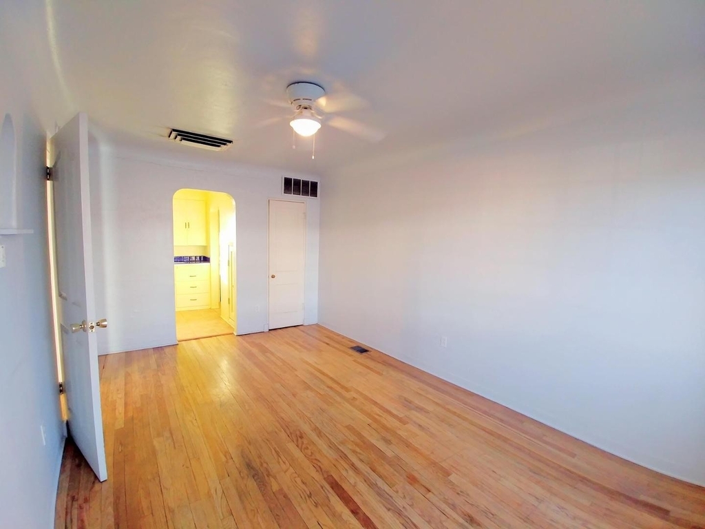 203 Spruce Street Ne - Photo 4