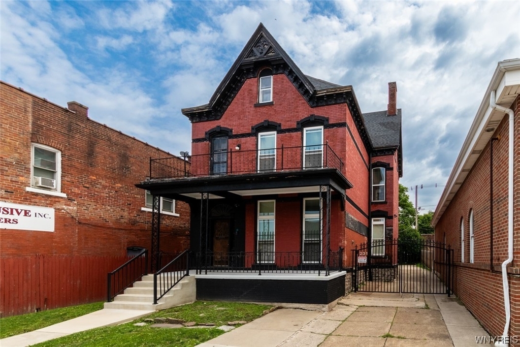 231 Niagara Street - Photo 1