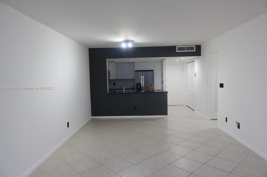 5600 Collins Ave - Photo 18