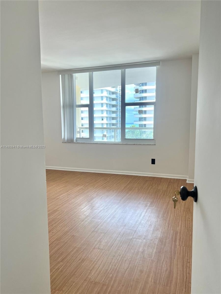 5600 Collins Ave - Photo 3