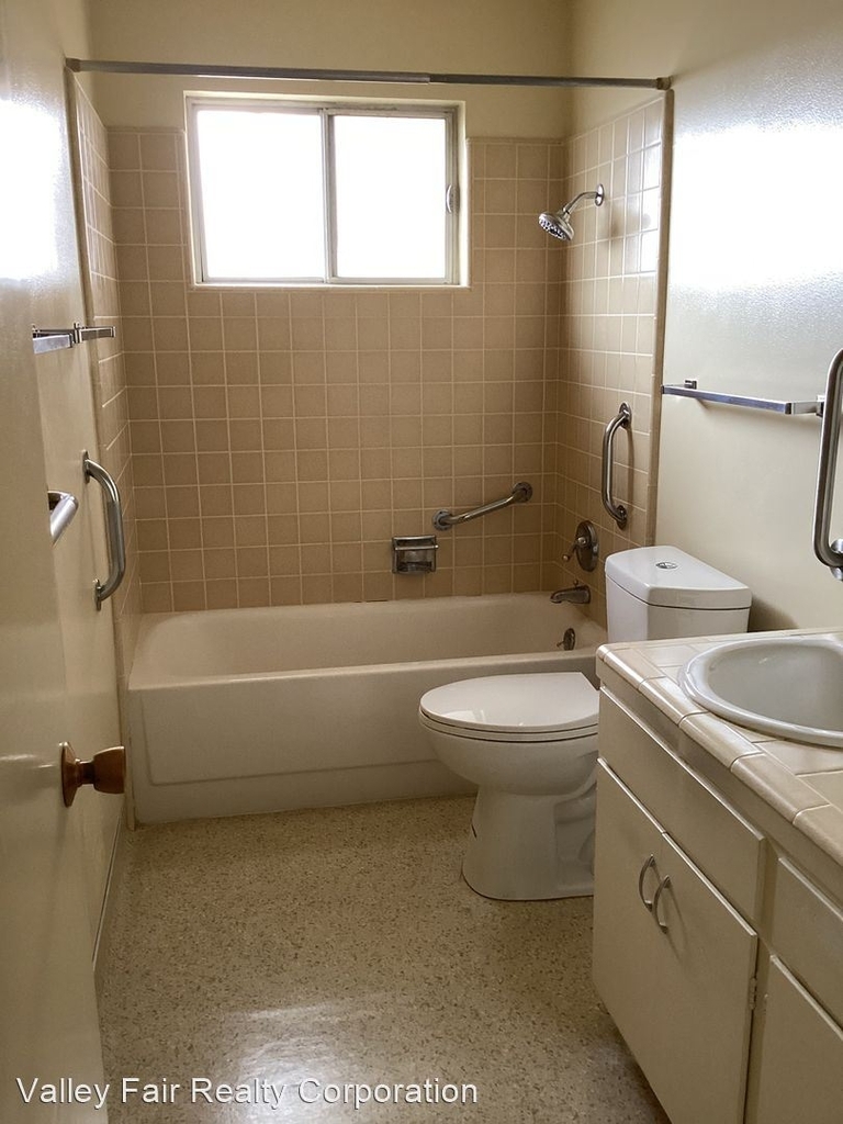 130 East 18th St #26 - Photo 5