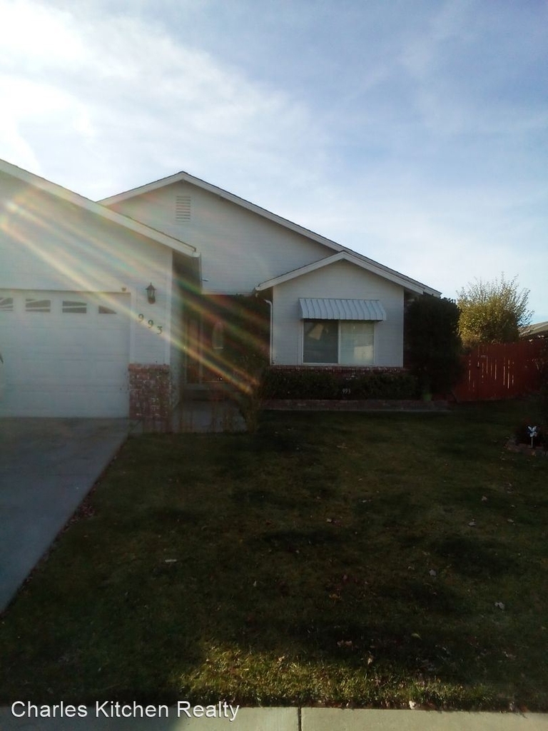 993 Sunview Drive - Photo 0