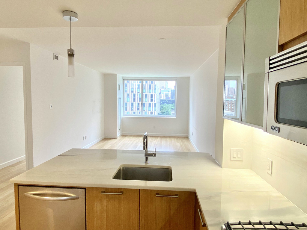 300 North End Avenue - Photo 1