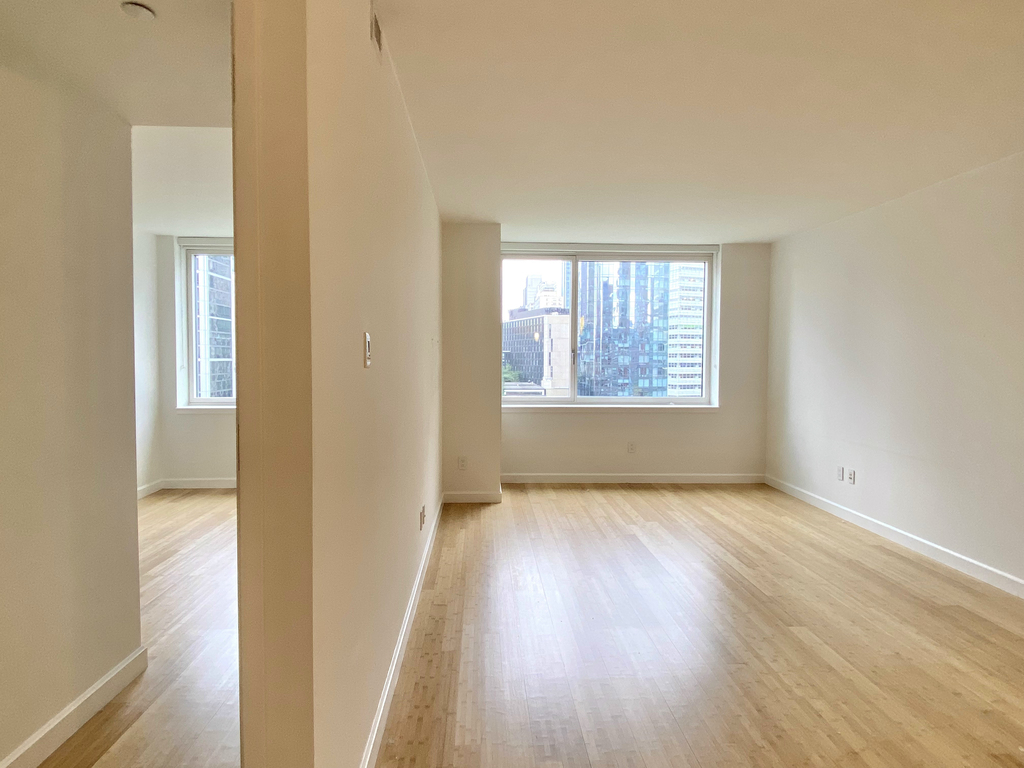 300 North End Avenue - Photo 2