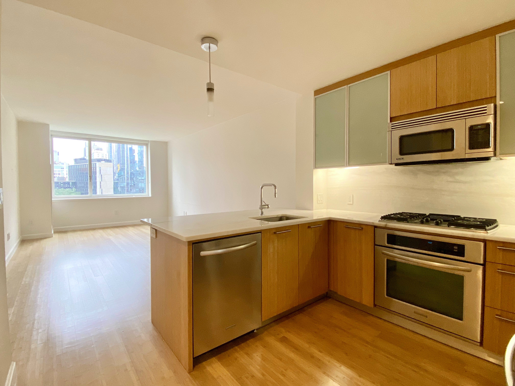 300 North End Avenue - Photo 0
