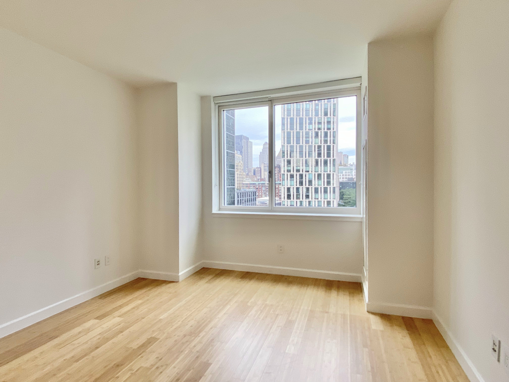 300 North End Avenue - Photo 7