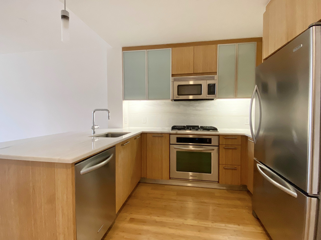 300 North End Avenue - Photo 11