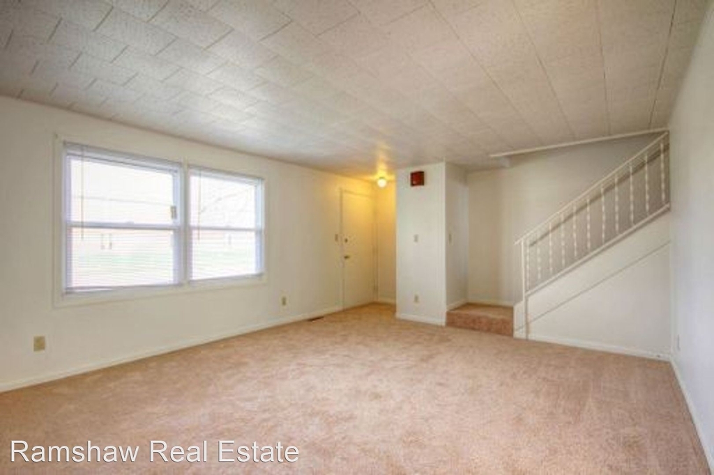 1010 Crescent Dr - Photo 2