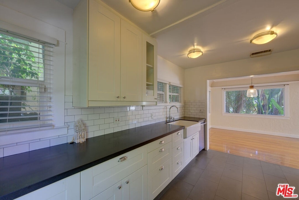 7465 Hawthorn Ave - Photo 8