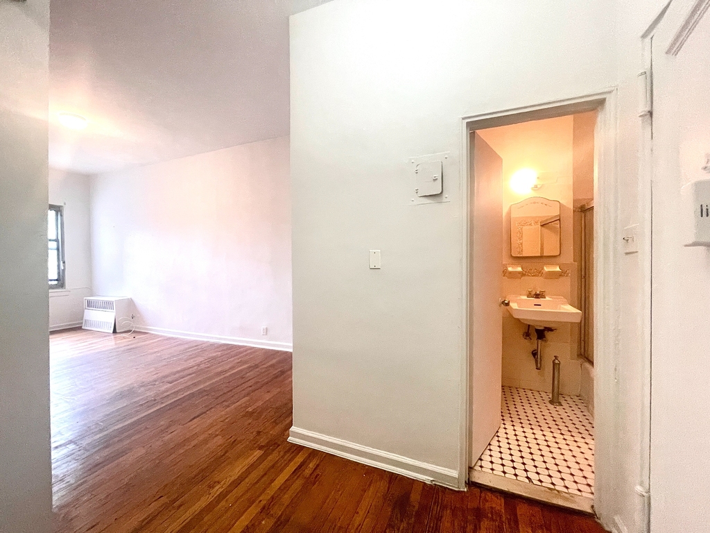 324 East 14th Street - Photo 3