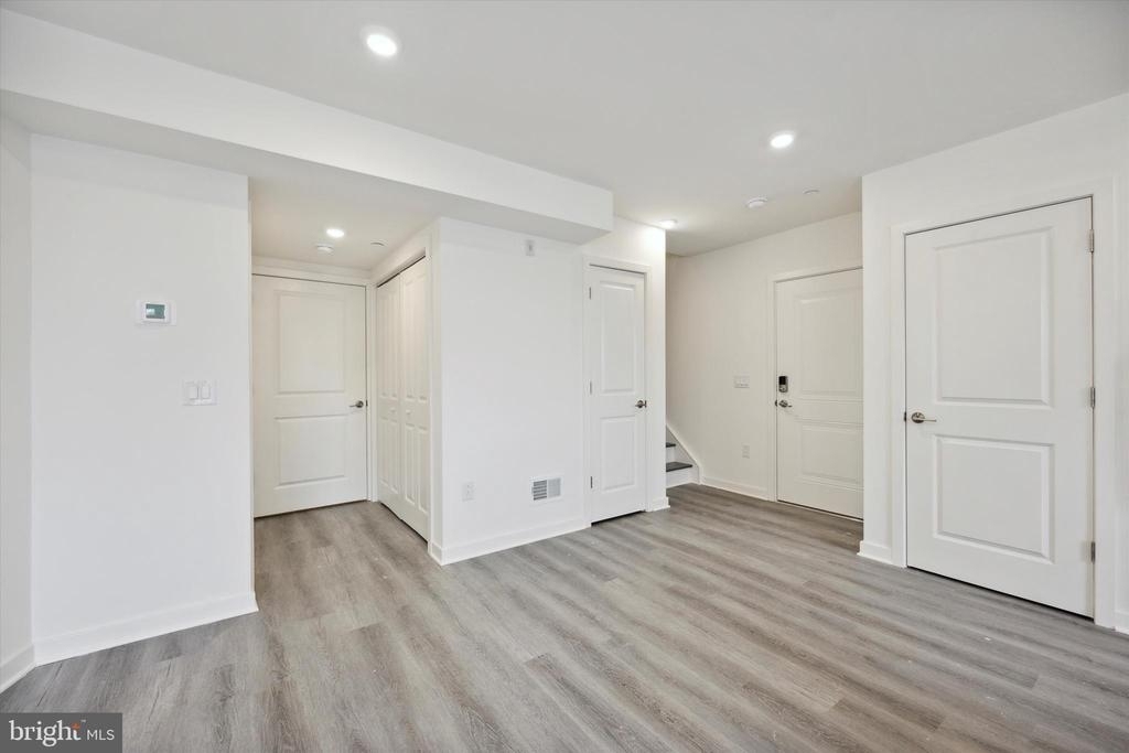 2451 Frankford Ave - Photo 4