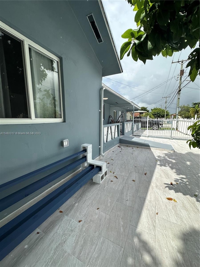 2400 Nw 9th St - Photo 1