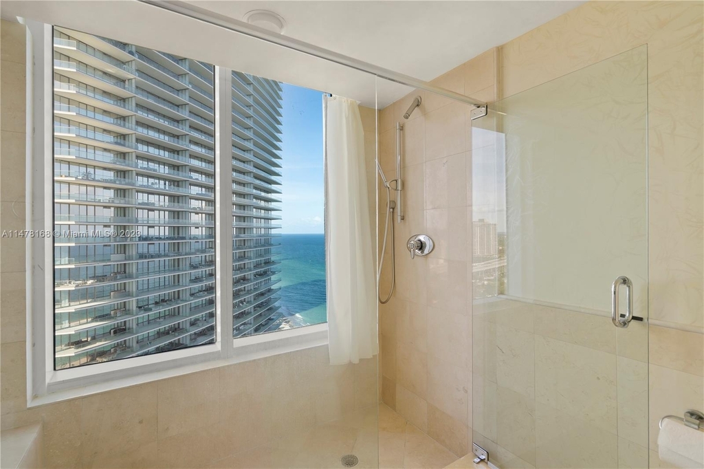 18911 Collins Ave - Photo 19