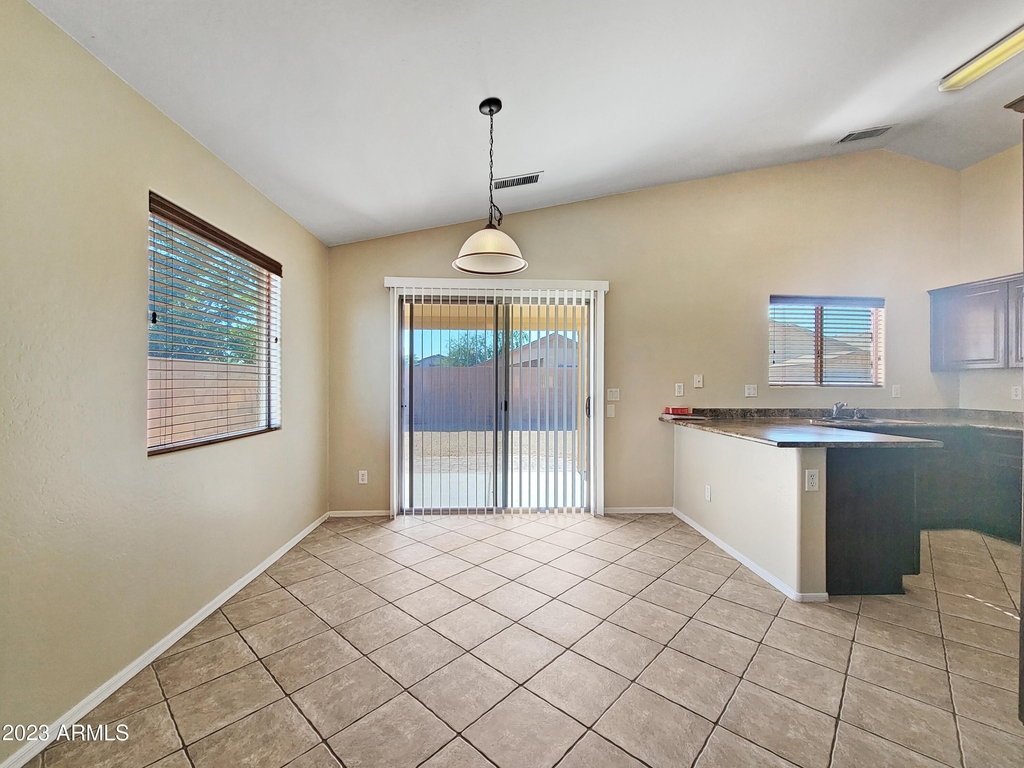 25805 W St Catherine Avenue - Photo 10