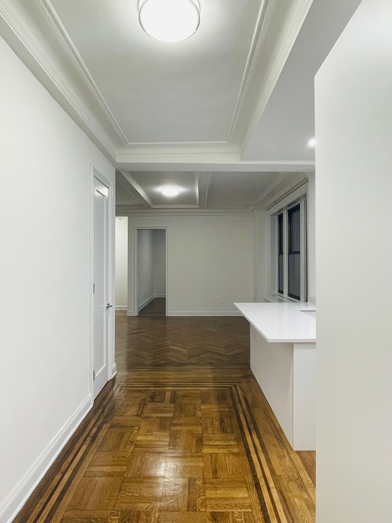 200 West 58th Street - Photo 5