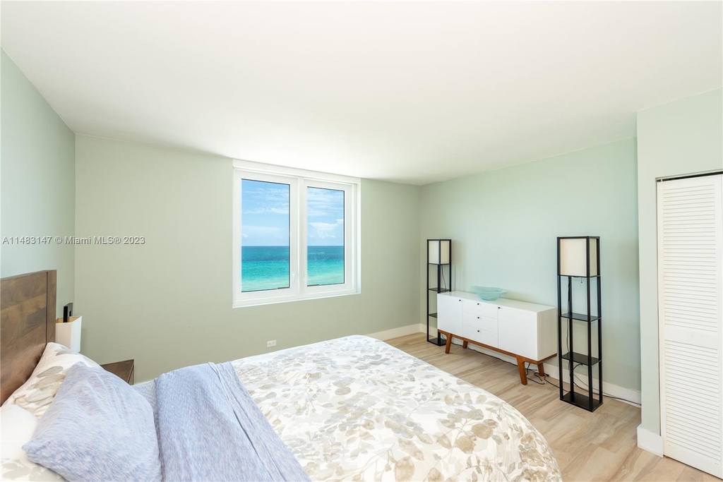 2301 Collins Ave - Photo 17