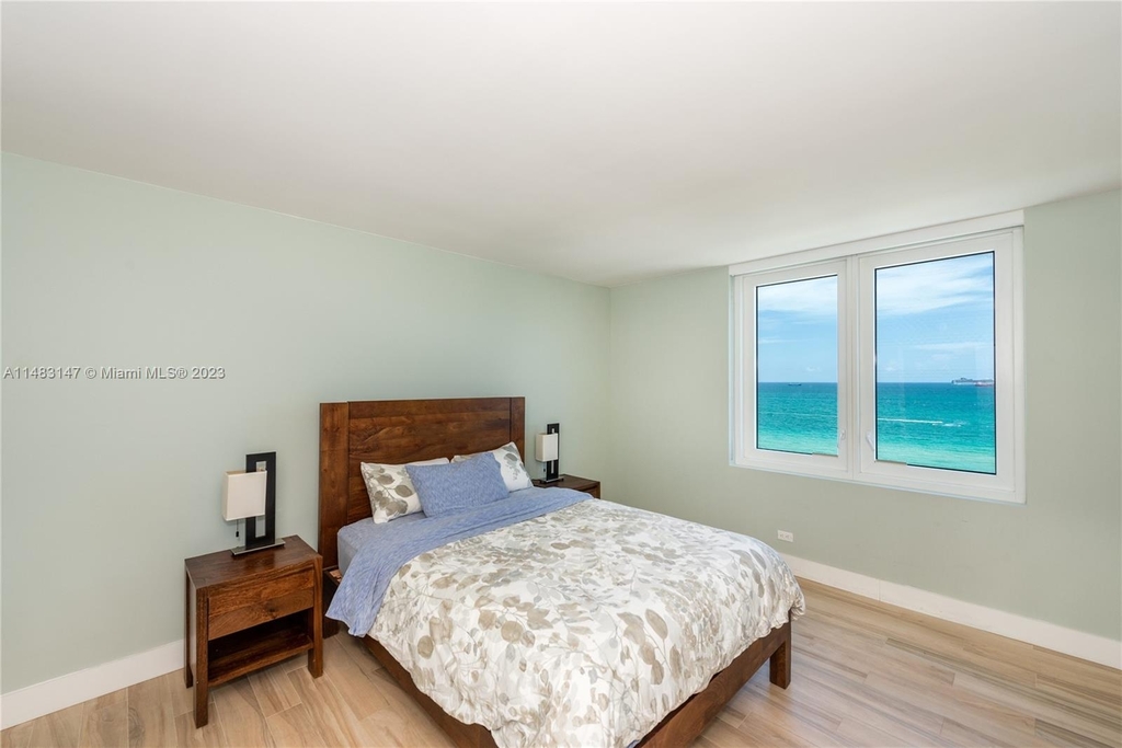 2301 Collins Ave - Photo 16