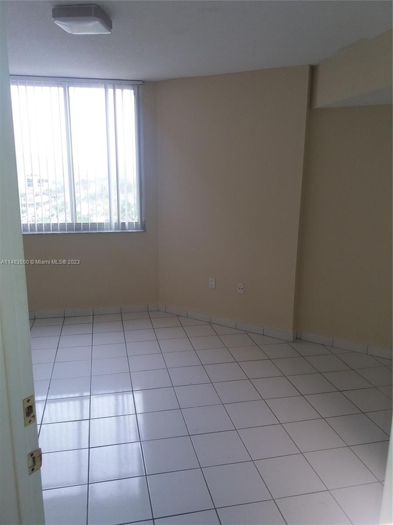 17275 Collins Ave - Photo 29