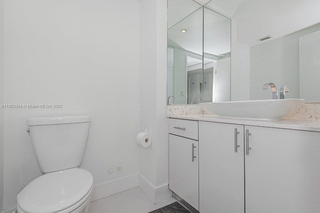 2301 Collins Ave - Photo 13