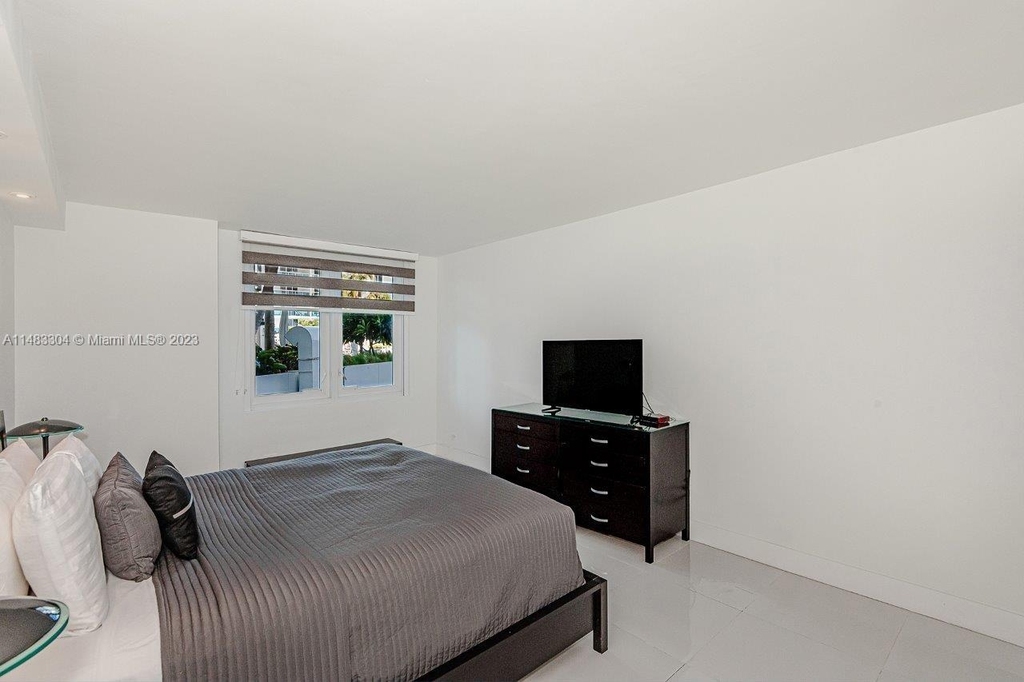 2301 Collins Ave - Photo 15