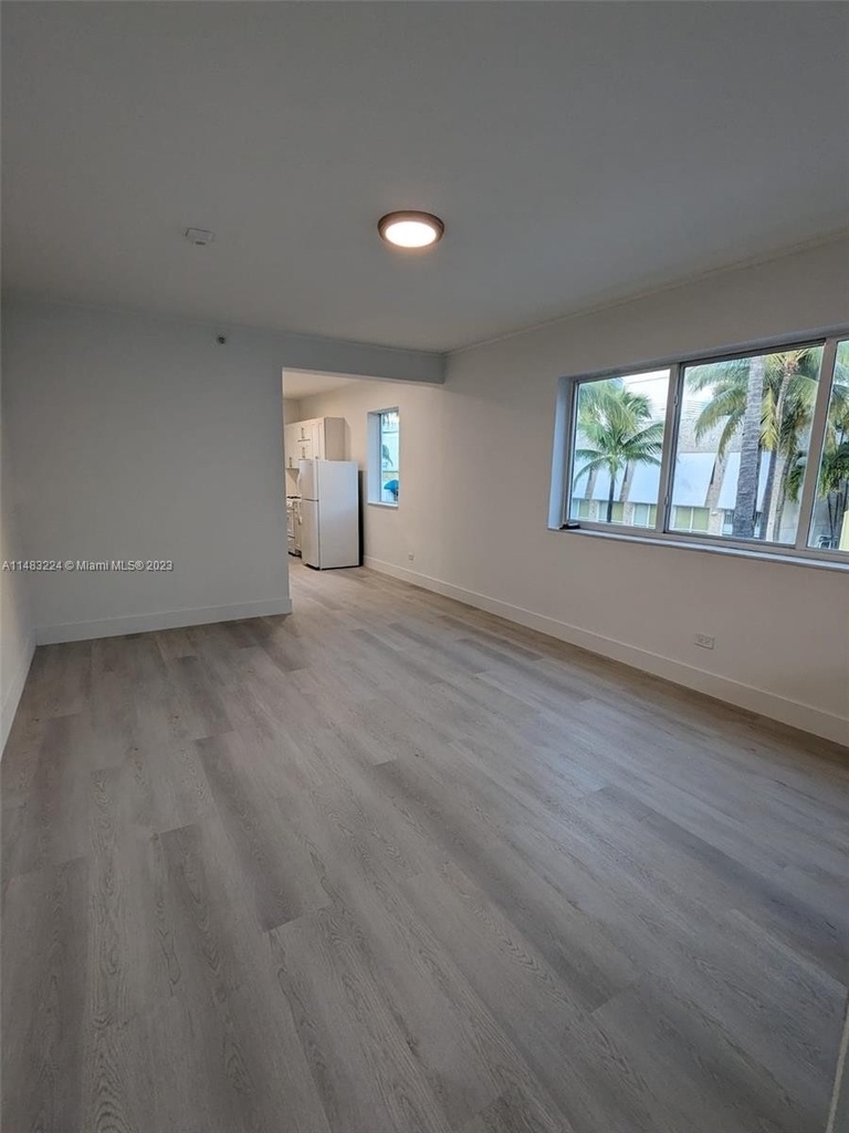 220 Collins Ave - Photo 7