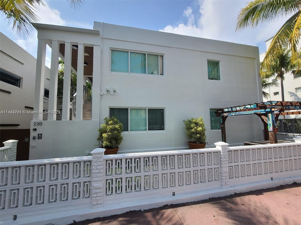 220 Collins Ave - Photo 0