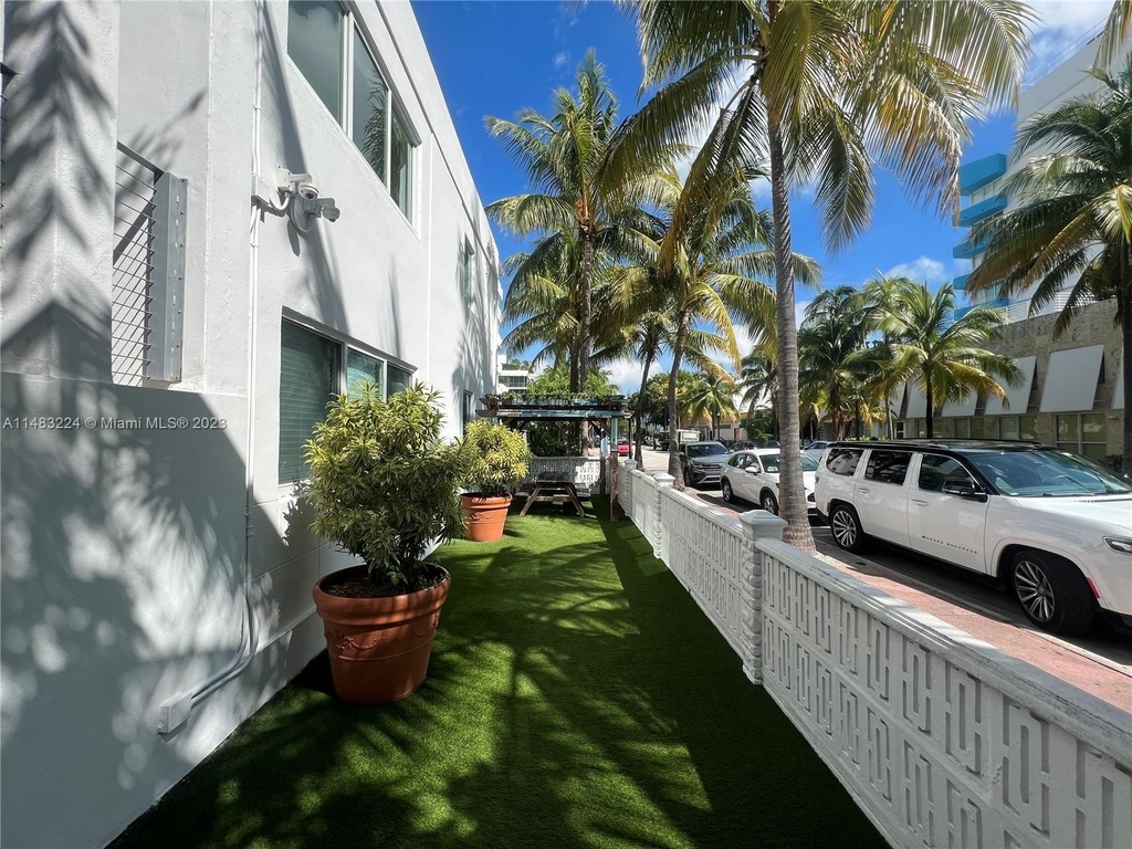 220 Collins Ave - Photo 8