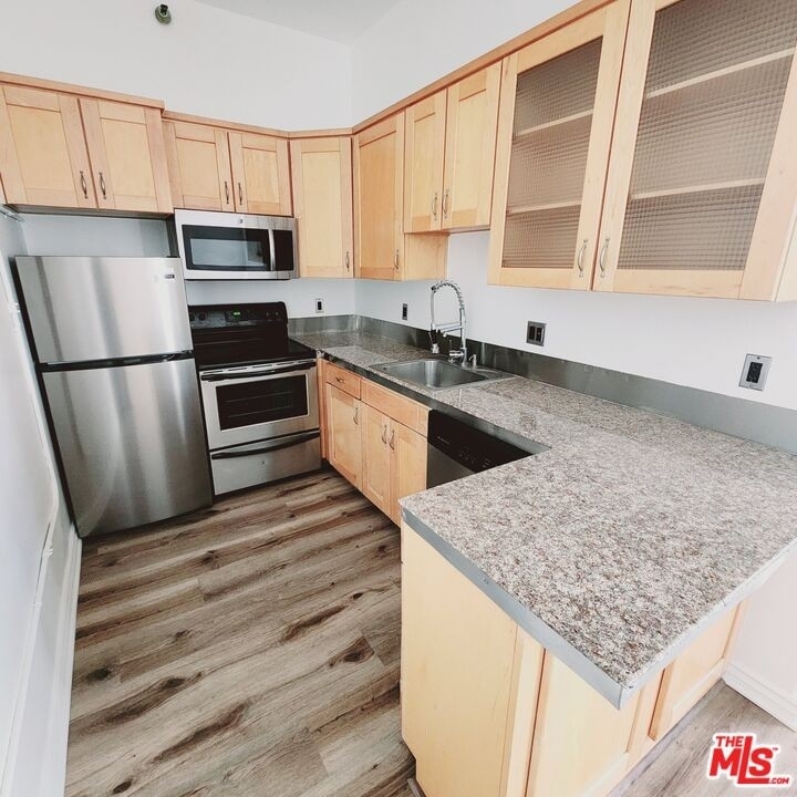 215 W 7th St - Photo 11