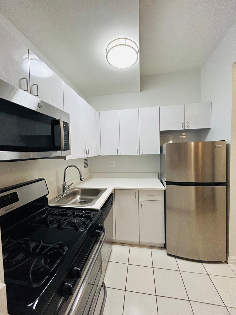 235 West 22nd Street - Photo 5