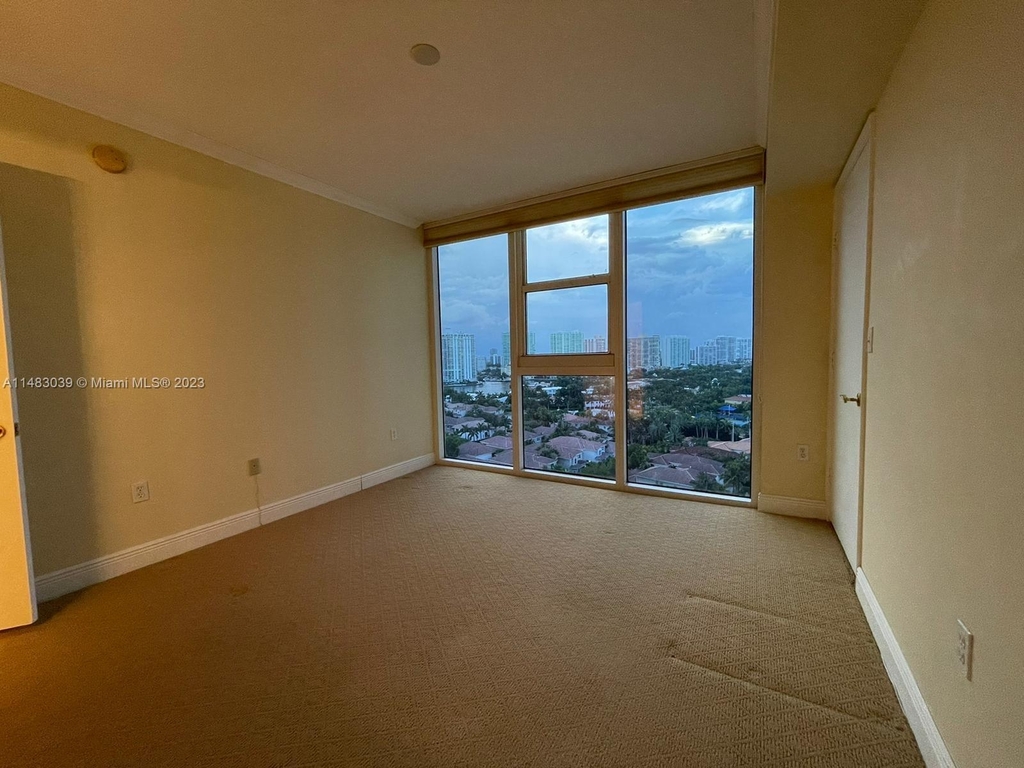 19333 Collins Ave - Photo 25