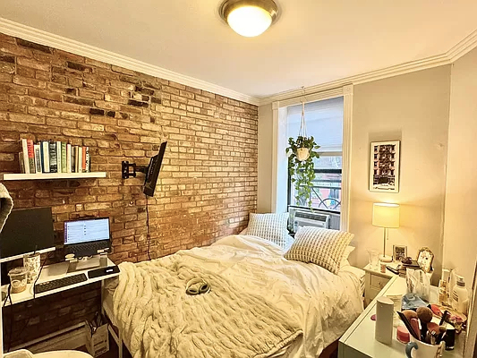 East 9th St - Photo 2