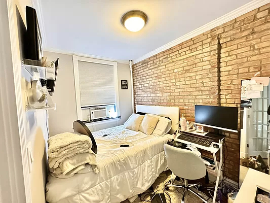 East 9th St - Photo 1