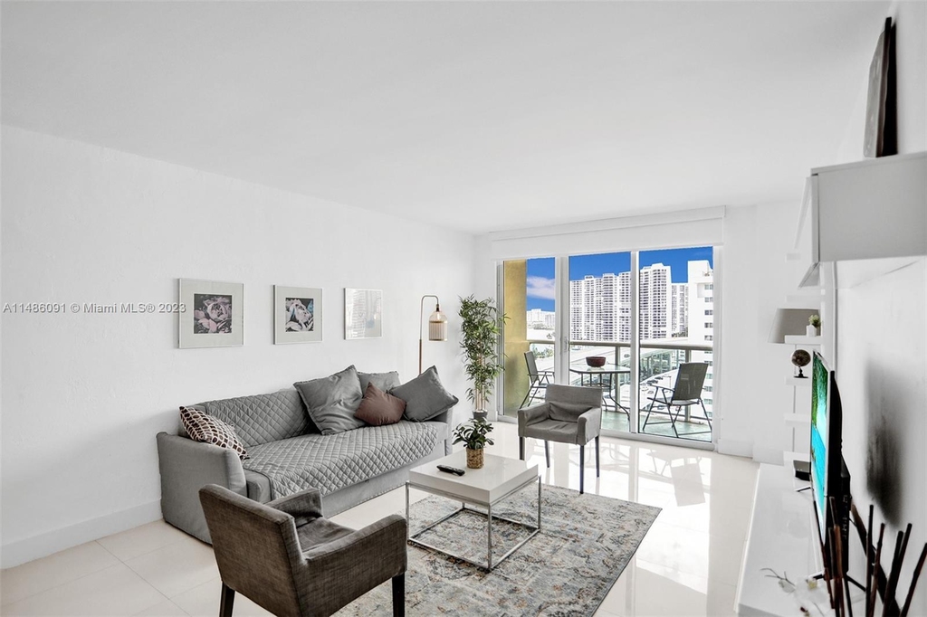 19370 Collins Ave - Photo 4