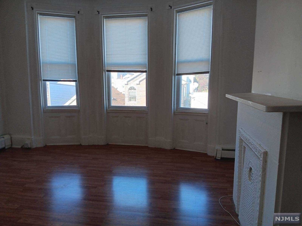 19 Bleecker Street - Photo 2