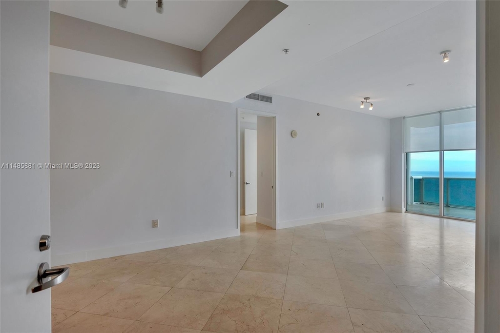 18201 Collins Ave - Photo 4