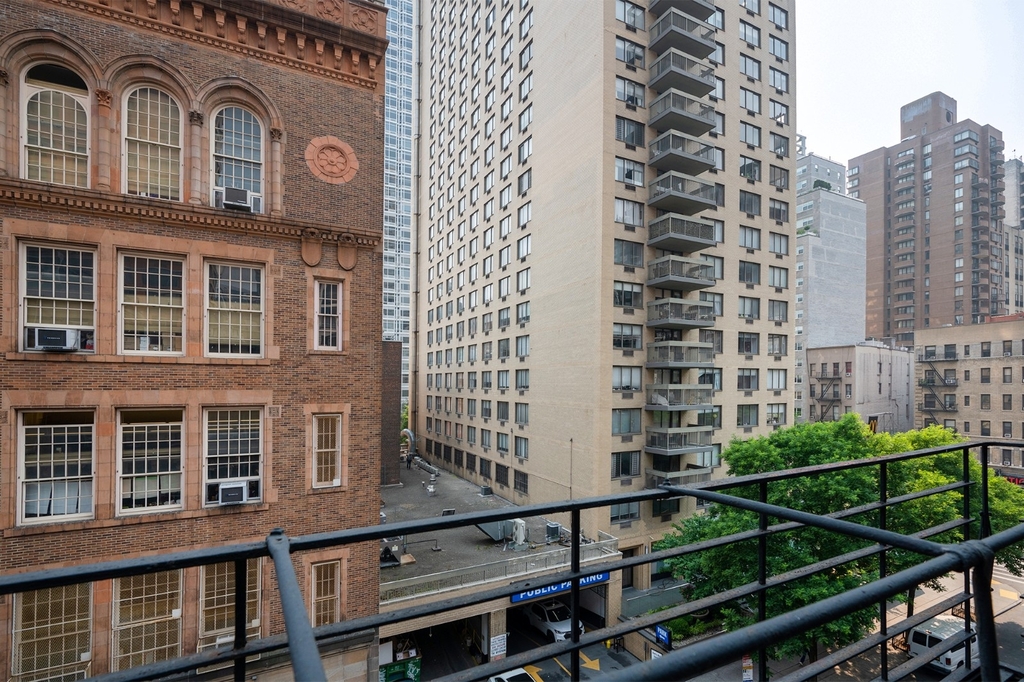 207 East 33rd Street - Photo 11