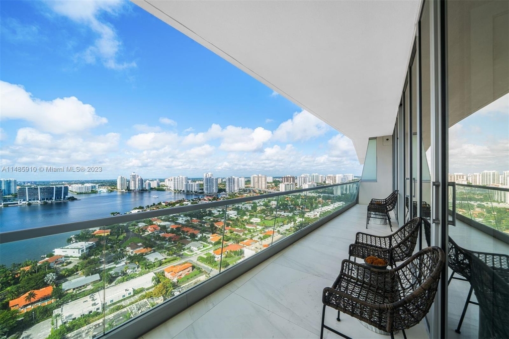 18501 Collins Ave - Photo 11