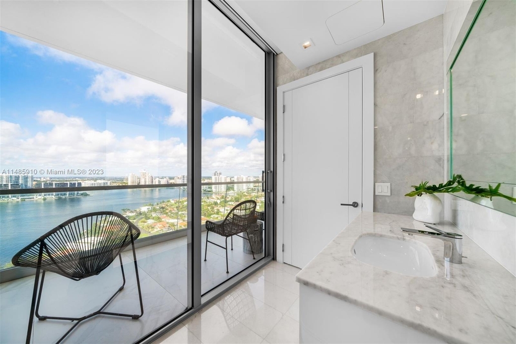 18501 Collins Ave - Photo 13