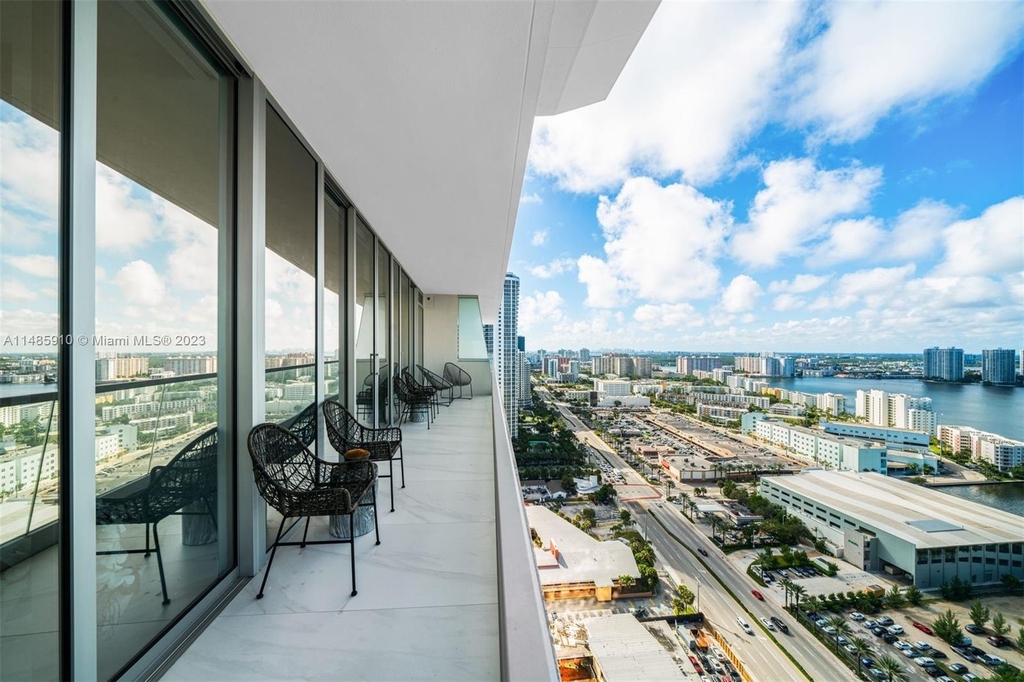 18501 Collins Ave - Photo 19