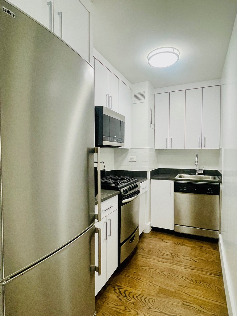East 56th Street - Photo 13