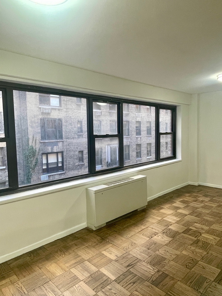 East 56th Street - Photo 4
