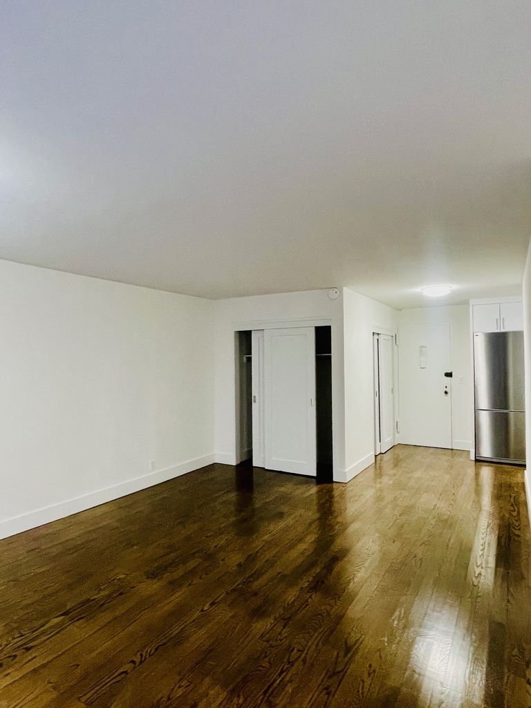 East 56th Street - Photo 12