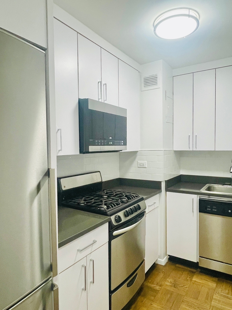 East 56th Street - Photo 14