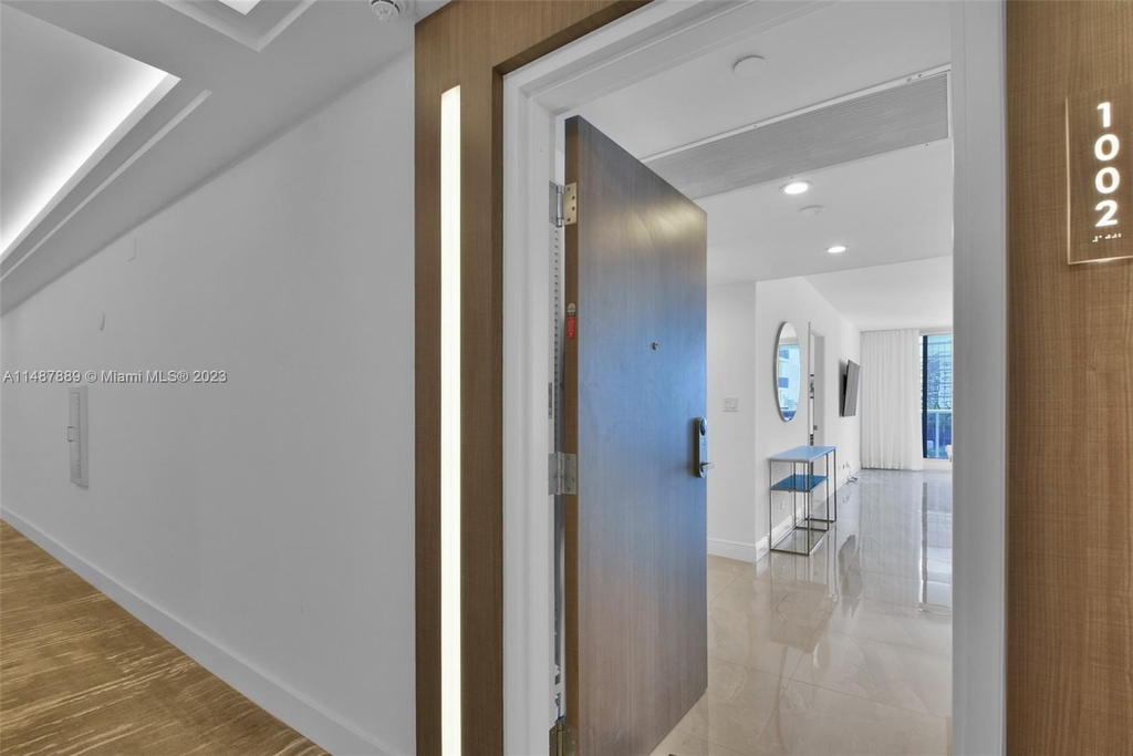 2301 Collins Ave - Photo 3