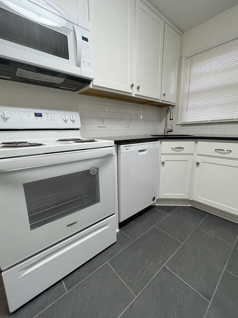 510 W 47th Street - Photo 9